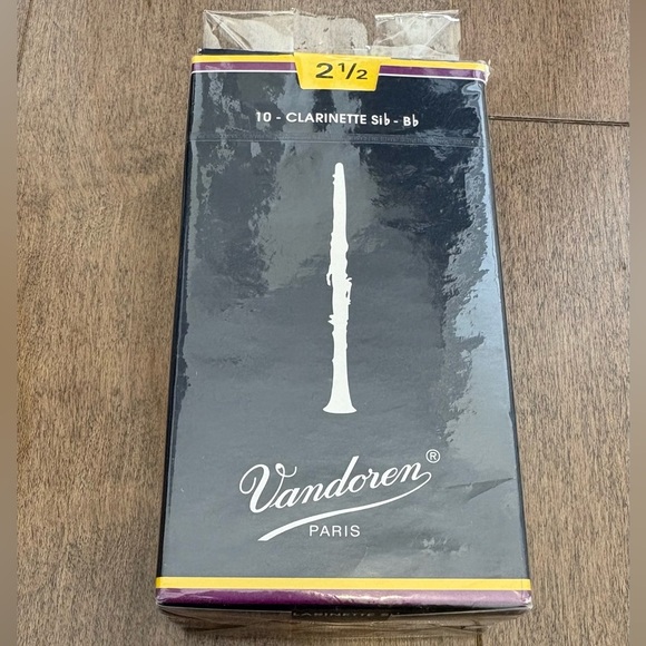 4/$20 Vandoren Paris Clarinet Reeds 2.5 Strength- 10 pack. NIB - Picture 2 of 6